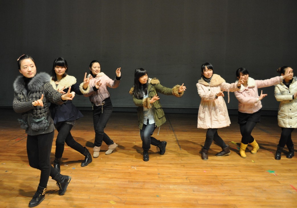 《琵琶记》中赵五娘的饰演者 南显娟 在指导学生